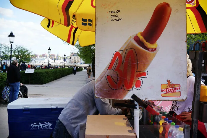 Street Photographer Captures Accidental Photo Opportunities (30 Pics)