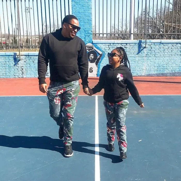Este padre cose ropa personalizada para su hija de 9 años, y aquí tienes 30 de las mejores prendas