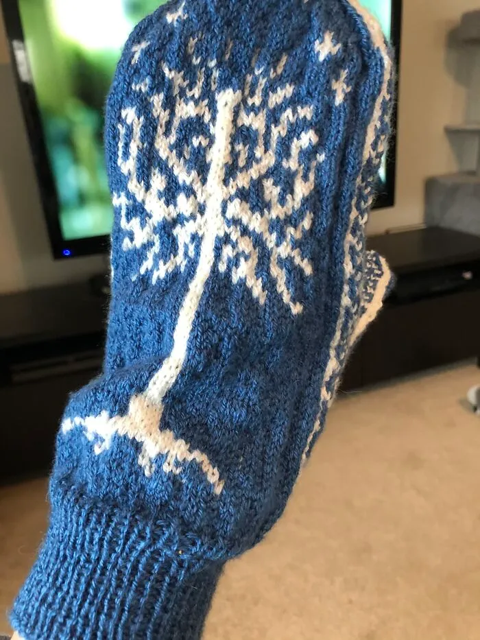 My First Ever Original Pattern Posted On Ravelry - Tree Of Gondor Mittens