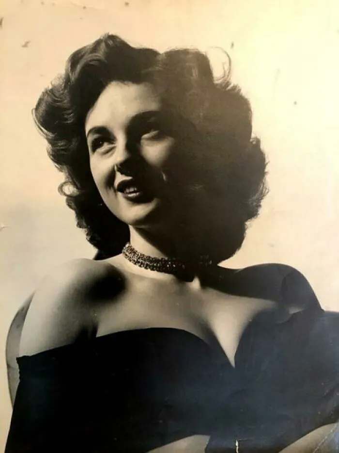 Mi Madre, 1954. Llegó A Estados Unidos En 1948 A Los 18 Años. Apenas Hablaba Inglés Y La Despreciaban Porque Era Alemana Y Era Una Novia De Guerra. Más Tarde Trabajó De Modelo: Esta Es Solo Una De Las Muchas Fotos Hermosas Que Tenemos De Ella