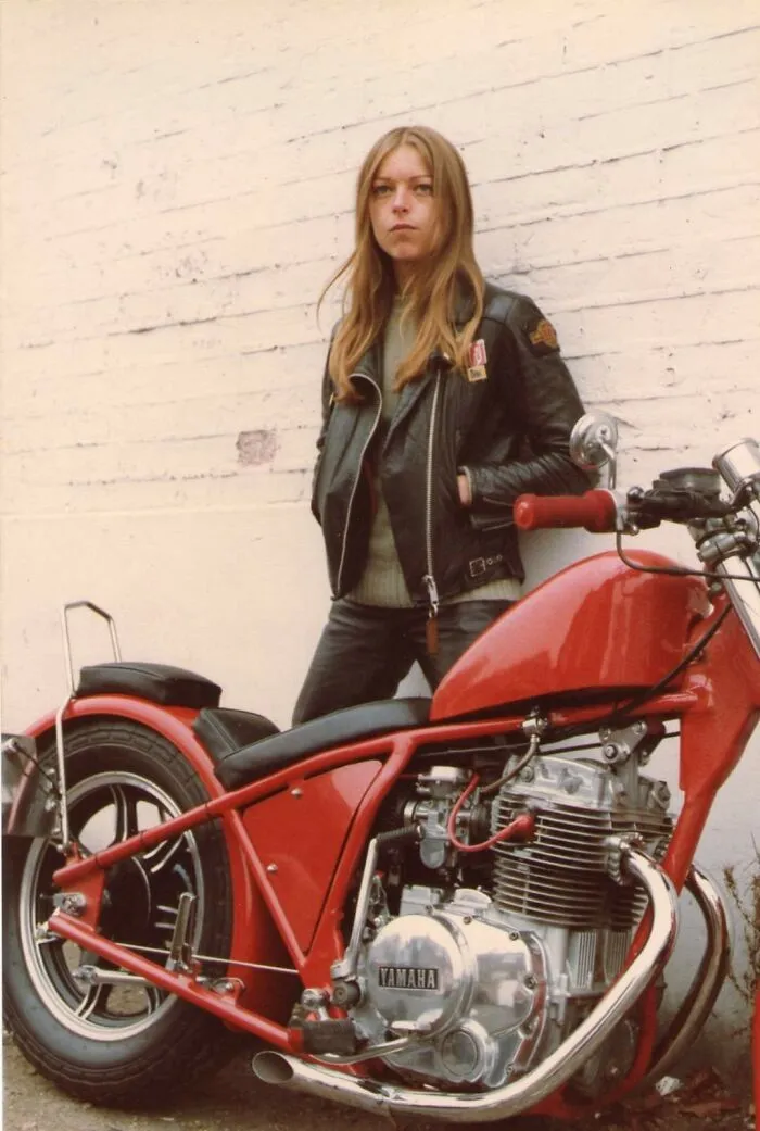 Mi Madre, alrededor del 83. Esto Explica Por Qué Soy La Persona Menos Genial De Todas, ¡Porque Ella Se Lo Llevó Todo! Oh, ¿Y Esa Motocicleta? Ella La Construyó