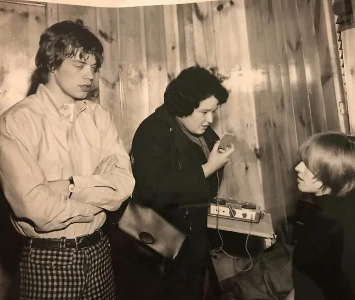 Mi Madre Siempre Hablaba De Cómo Llegó A Ser Editora De La Revista Tiger Beat Cuando Era Adolescente En La Década De 1960. Ella Presumía De Pasar Tiempo Con Los Stones Y Los Beatles. Siempre Pensamos Que Fantaseaba. Descubrí Esta Foto Limpiando Su Casa La Semana Pasada