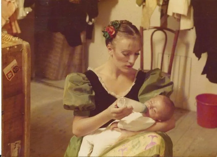 Francia, 1985. Mi Madre Alimentándome Entre Bastidores Durante Una Obra De Ballet.