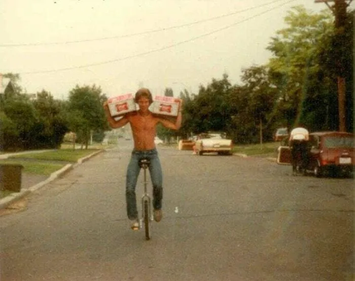 48 Cervezas Y Un Monociclo. Mi Padre A Principios De Los 80