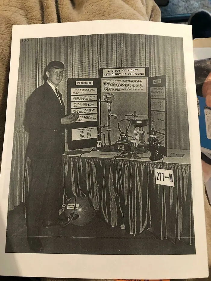 Mi Padre En La Feria Internacional De Ciencias De 1966. Fue Finalista En Los Años 65, 66 Y 67. En Esta Imagen, Creó Un Sistema De Perfusión Para Mantener Vivo El Riñón De Una Rata Cuando Se Lo Extrae Del Cuerpo, Como Una Máquina Corazón-Pulmón