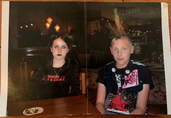 Mi madre llama a esta foto una herencia familiar. Hace 16 años, yo (13) y mi novio (13) en el Olive Garden