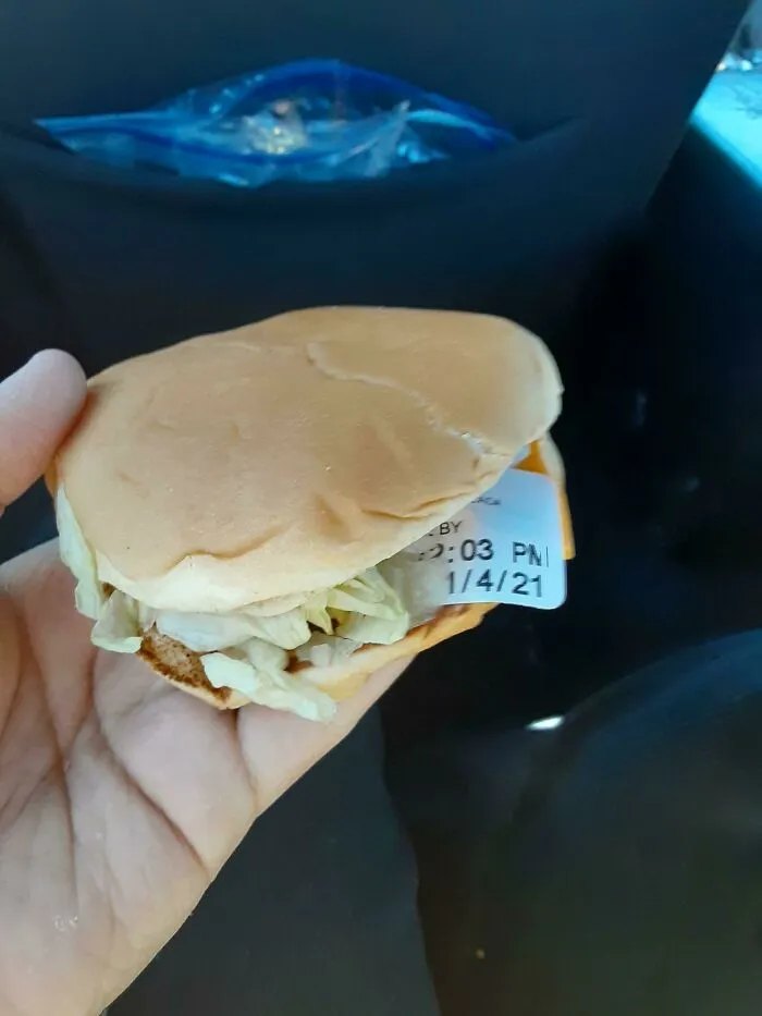 He encontrado una pegatina de caducidad en mi hamburguesa