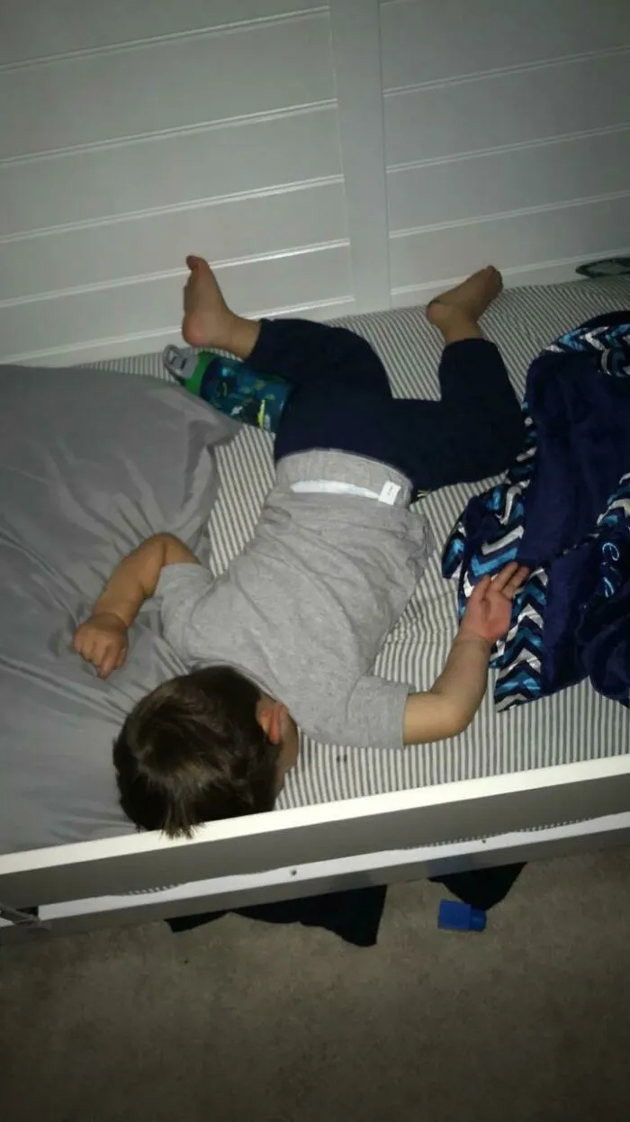 Parece como cuando se caen en Padre de Familia, pero solo está dormido