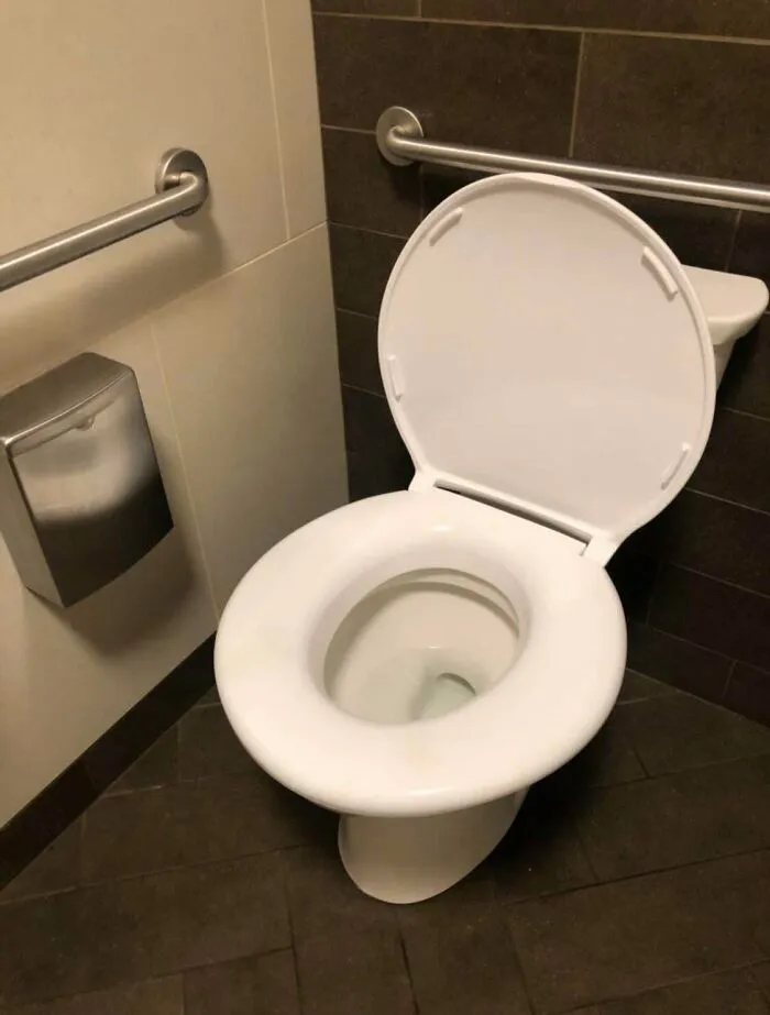 Fácilmente el asiento de inodoro más grande que he encontrado en mi carrera de uso del baños. Simplemente tremendo