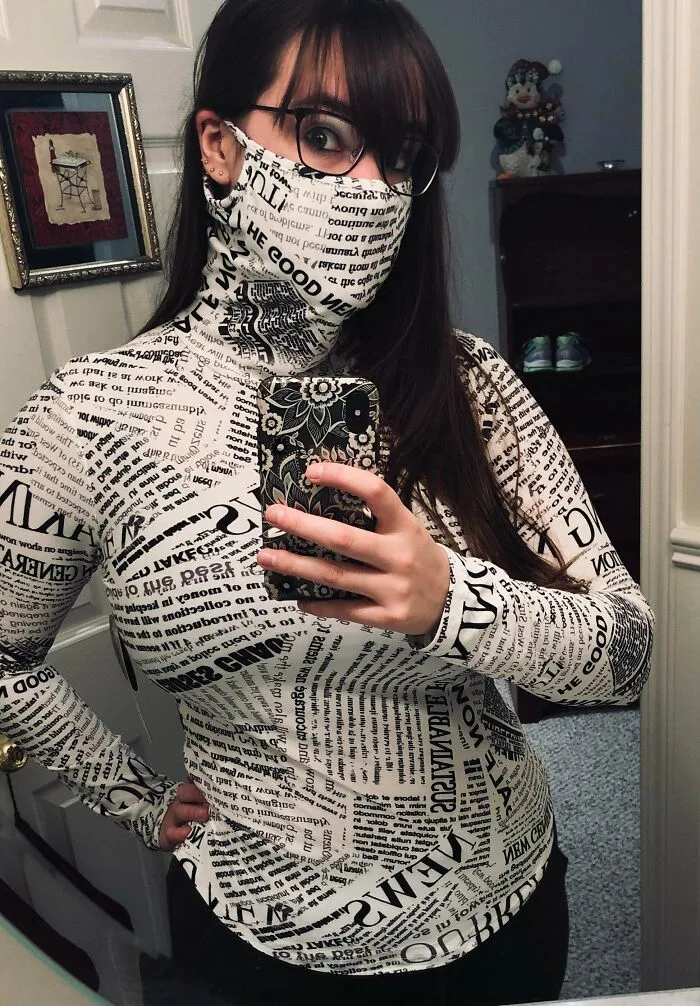 Mi nuevo cuello alto tiene una mascarilla facial incorporada