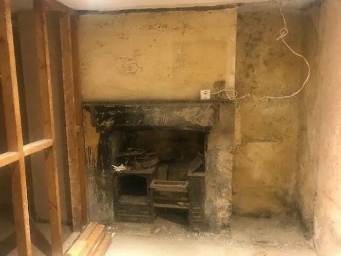 En una casa victoriana en la que estamos trabajando, al tirar una pared apareció una antigua chimenea de hierro fundido