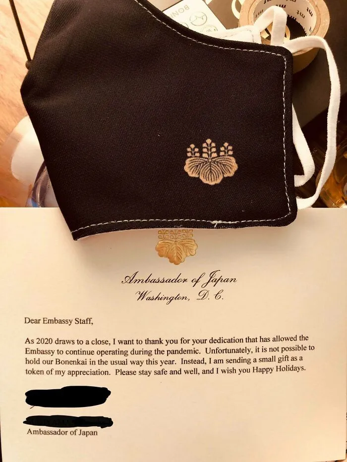 La embajada japonesa me regaló una máscara bordada