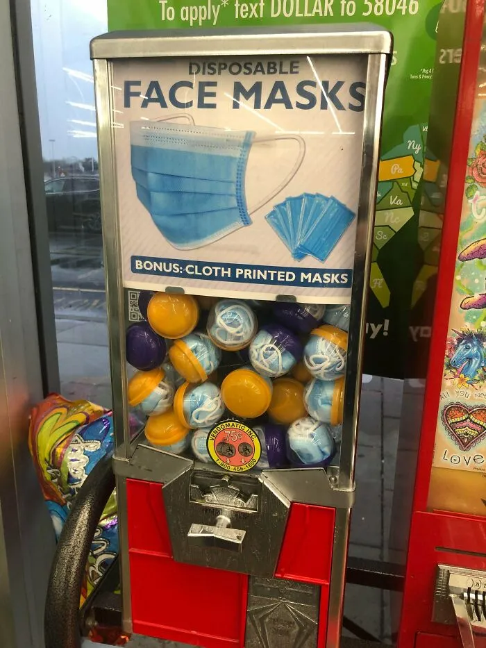 Una máquina de chicles con mascarillas en la tienda del dólar