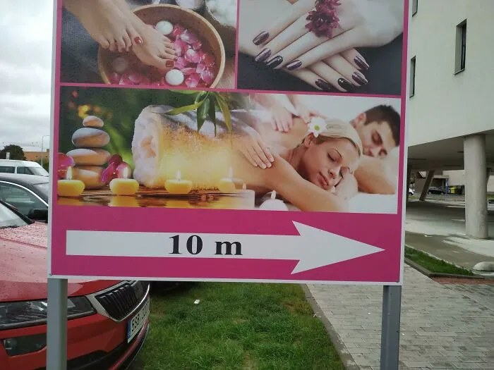 Mujer que se convierte en rollito de pescado