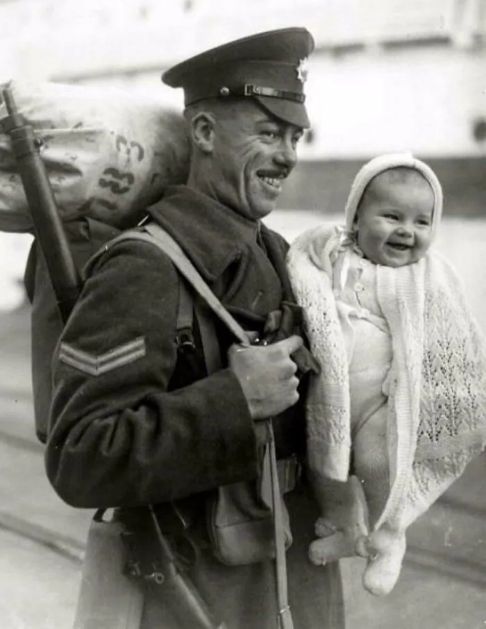 Vuelta a casa: soldado británico junto a su hija de 8 meses de edad, al llegar al muelle desde el extranjero, 1945