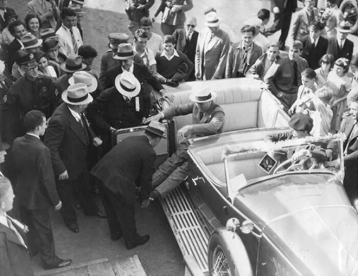 FDR pidiendo ayuda para salir de su auto: una de las pocas fotos que muestran su paralísis, dado que periodistas y fotógrafos evitaban mostrar al presidente en un estado tan débil, sobre todo, durante la segunda guerra mundial. Tomada el 24 de septiembre de 1932