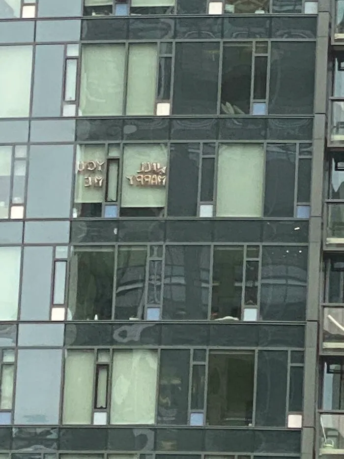 En el edificio de enfrente le van a pedir matrimonio a alguien