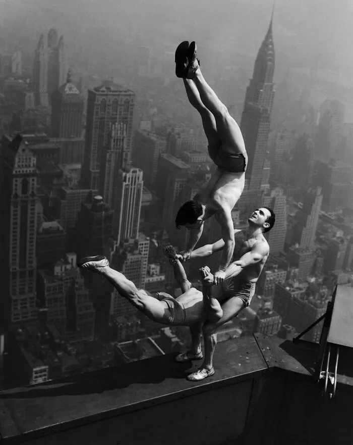 Acróbatas se balancean en la cima del Empire State Building (1934)