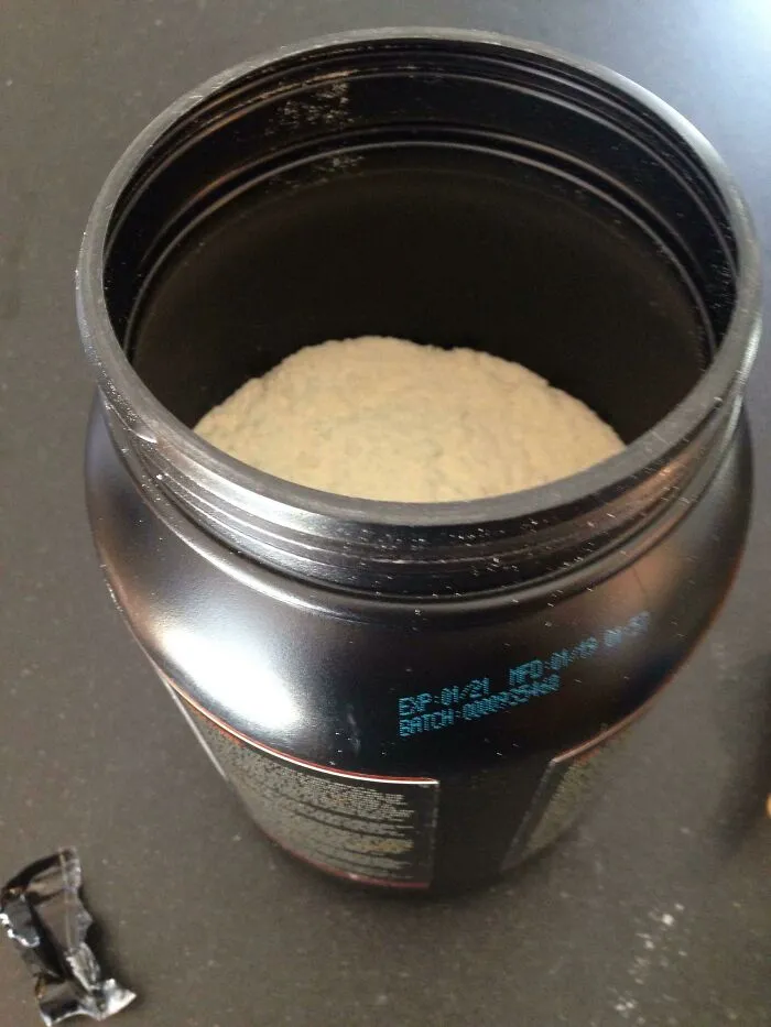 Nueva proteína en polvo, apenas llena por la mitad