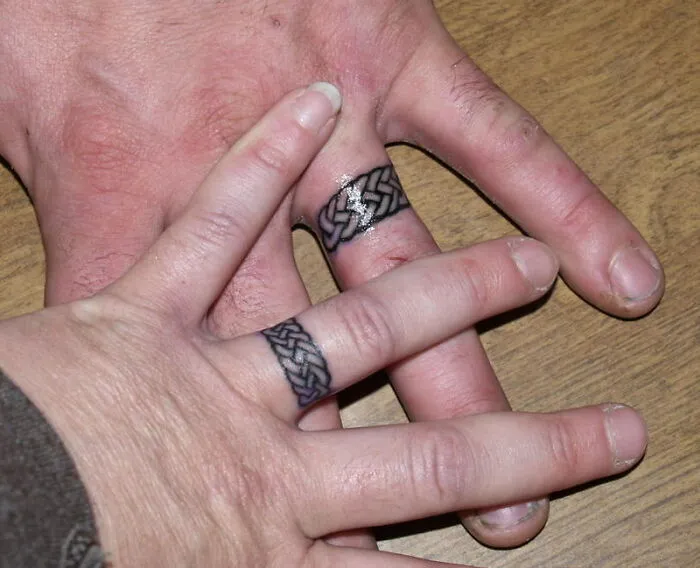 30 Hidden Dress Codes Folks Use To Send Signals About Themselves Shared In This Online Group