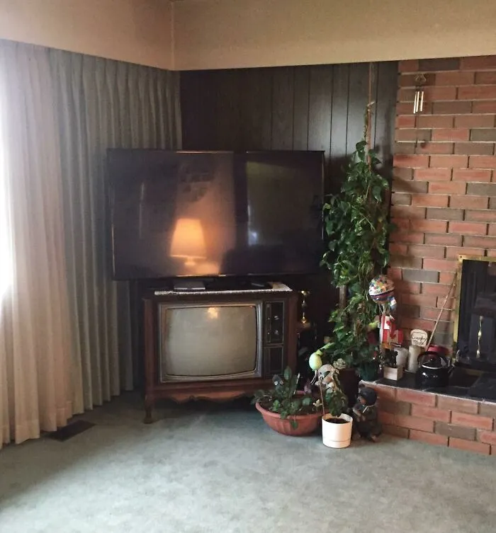 Mi tía abuela usa su vieja televisión como soporte para la nueva. Funciona como una comparación entre las dos