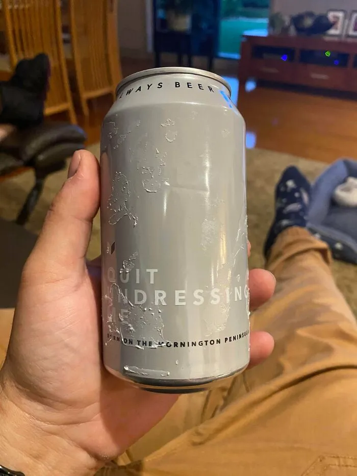 "Deja de desnudarme" bajo la etiqueta de la cerveza