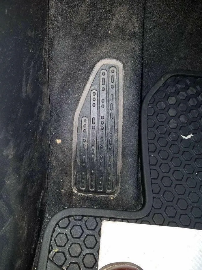 El reposapiés de este Jeep dice "Arena Nieve Ríos Rocas" en Morse