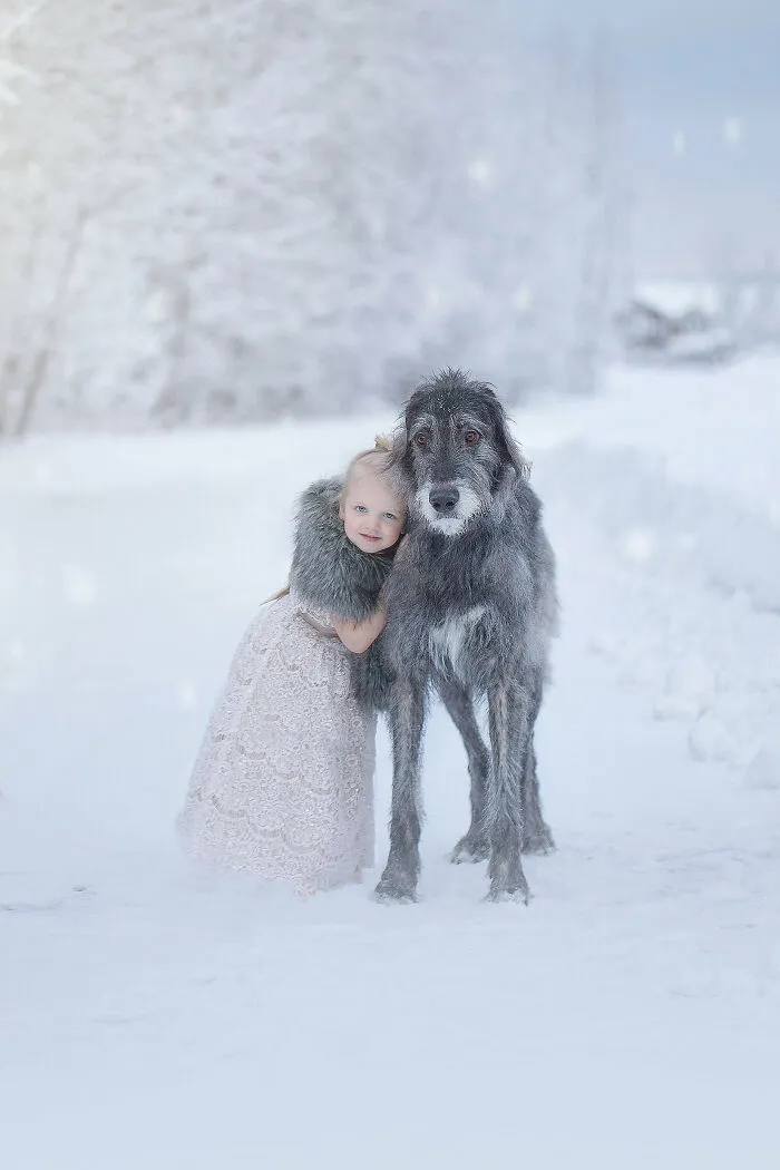 Saqué a mi perro y a mi hija por primera vez juntos, en un país de las maravillas invernal