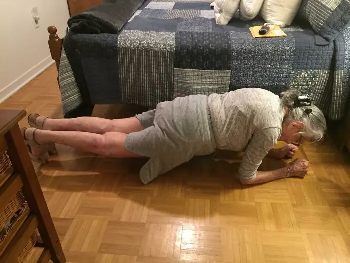Mi abuela ha cumplido 100 años en Octubre. Aquí está haciendo la plancha durante 30 segundos