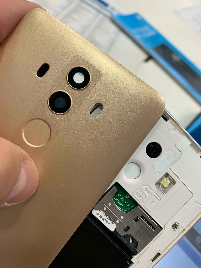 This “Dual” Camera Smartphone Doesn’t Have Two Functioning Cameras