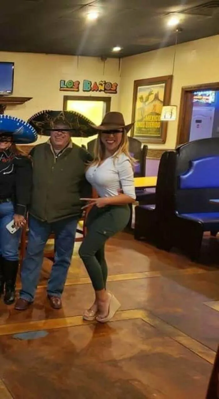 Está absorbiendo al tipo de al lado