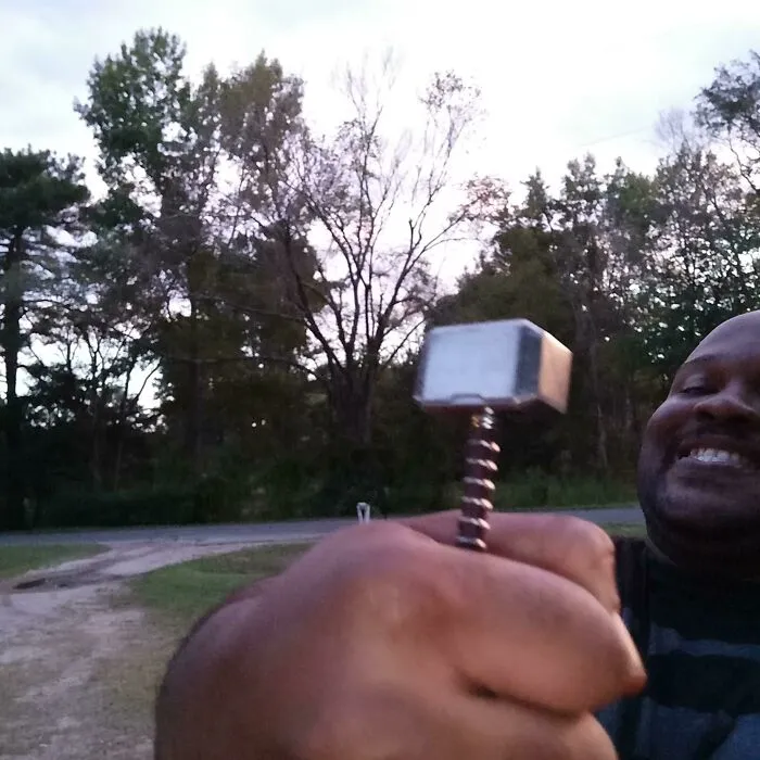 Llegó mi Mjolnir a "tamaño real". Todavía sigo feliz y me negué a dejar que mi momento se arruinara