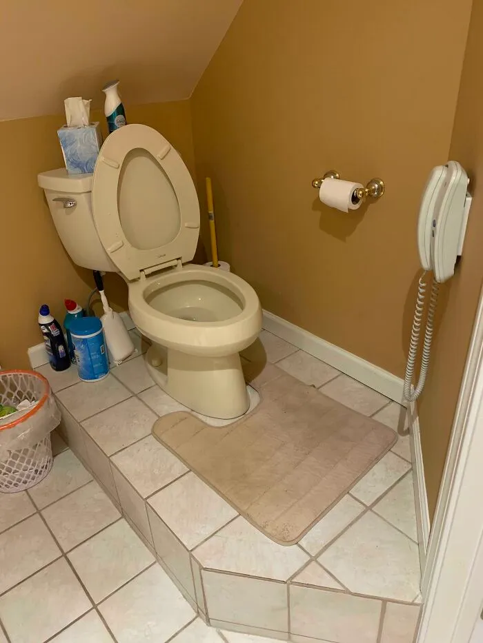 El baño de mis padres está en una plataforma junto a un techo inclinado para que te golpees la cabeza siempre... Y tiene un teléfono