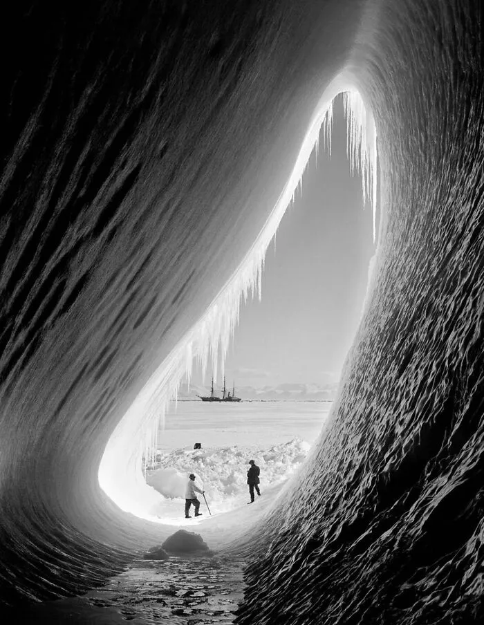 El geólogo Thomas Griffith Taylor y el meteorólogo Charles Wright en la entrada de una gruta de hielo. Expedición Terra Nova, Isla de Ross, 5 de enero de 1911. Foto de Herbert Ponting