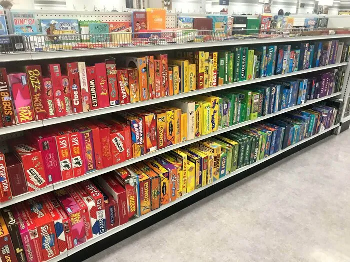 Los juegos de la tienda de segunda mano estaban ordenados por colores