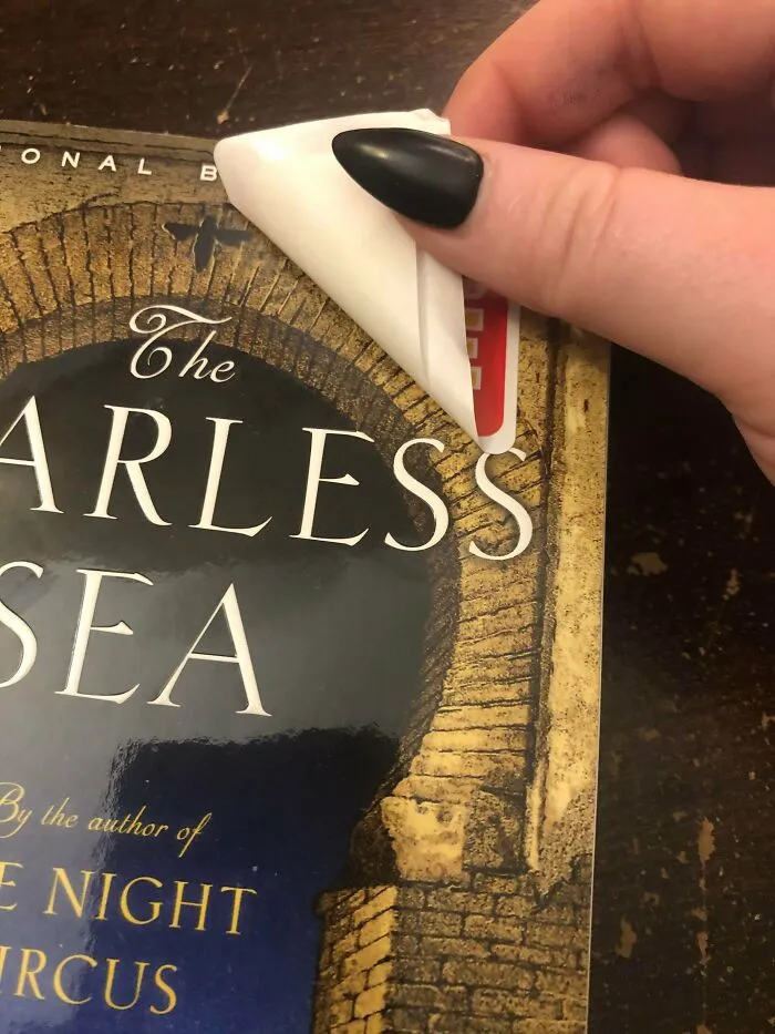 Books-A-Million pone un papel debajo de las pegatinas de sus libros para evitar que queden restos de pegatinas en las cubiertas
