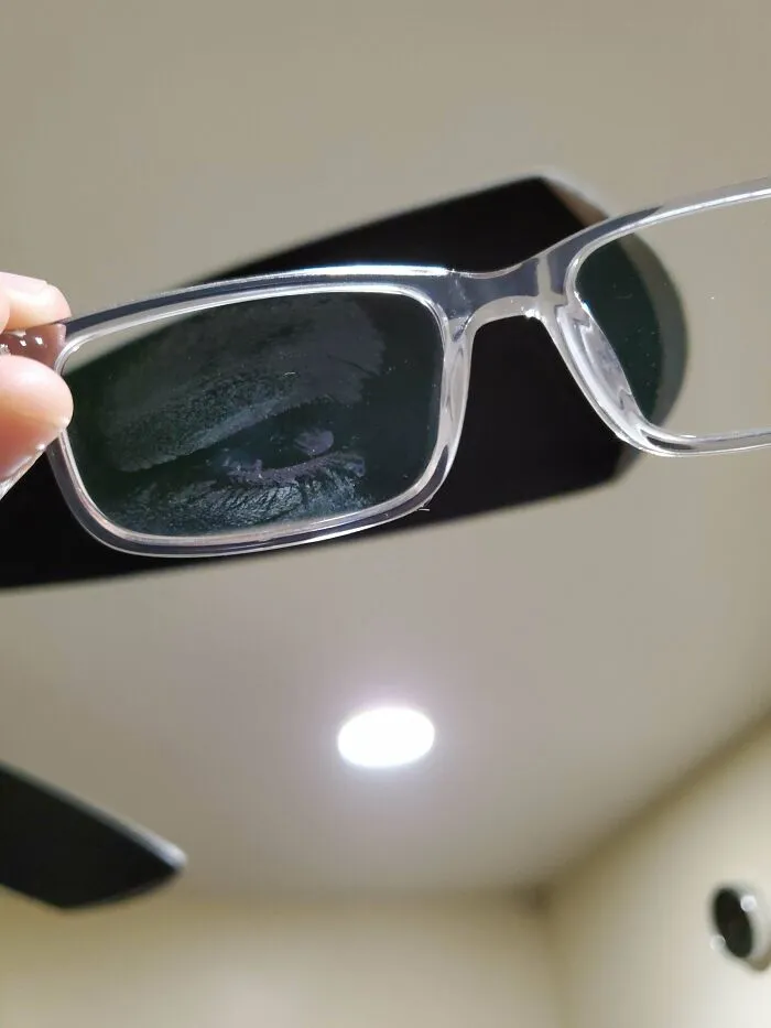 Dejé una huella en mis gafas después de golpearme accidentalmente