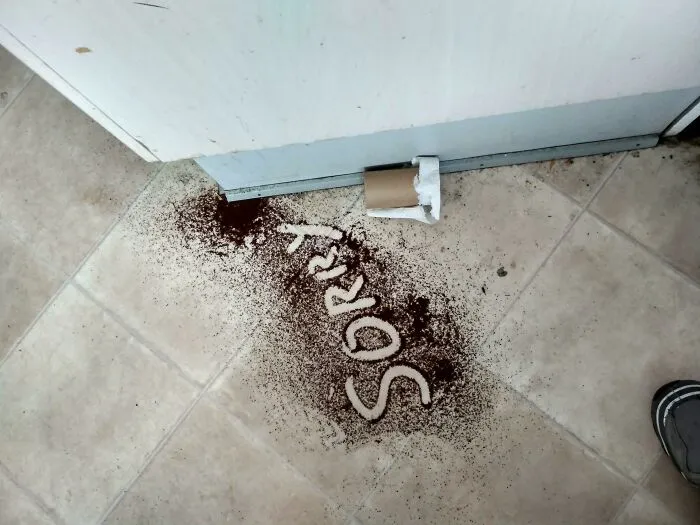 Mi compañero de piso dejó una sorpresa en la cocina, mientras yo estaba fuera