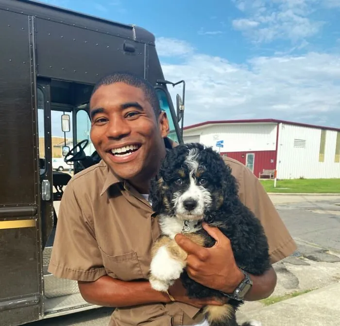 UPS Driver Posts The Adorable Dogs He Meets On Routes And The Internet Is Here For It (30 New Pics)