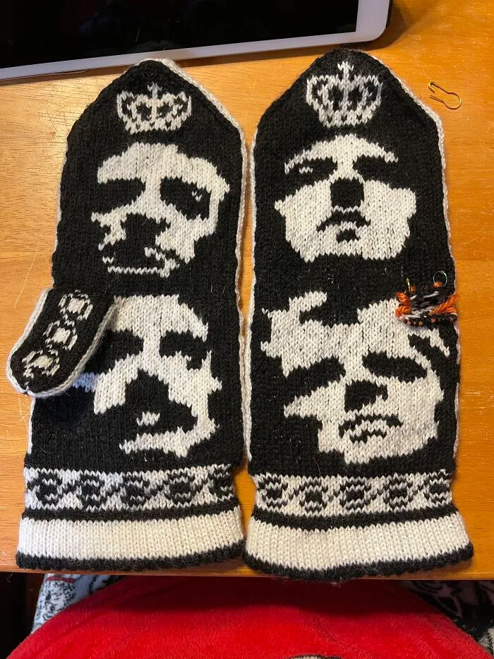 Queen Mittens I Knitted (Pt 2)  Still Had One Thumb To Do