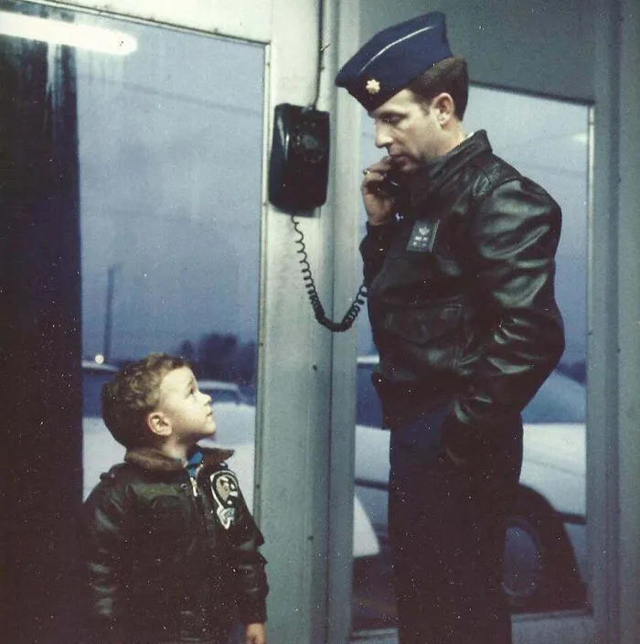 Yo Admirando A Mi Padre Piloto De Combate A Finales De Los 80