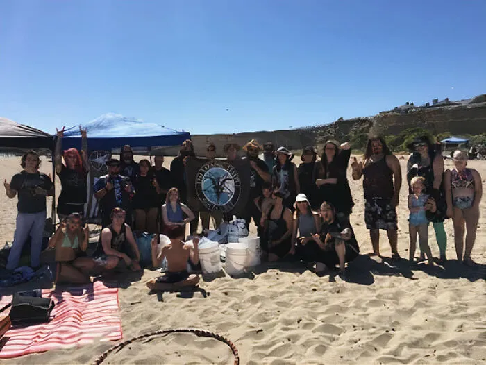 Comprometiéndose a mantener las playas limpias con el programa "Salvemos nuestras costas"