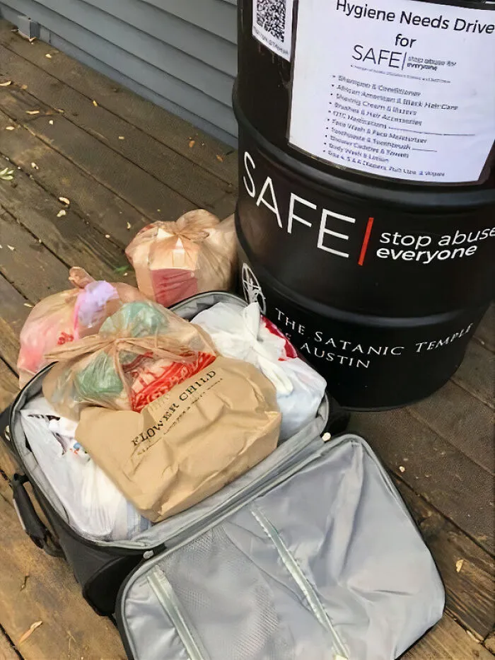 Recogiendo donaciones para víctimas de abuso doméstico