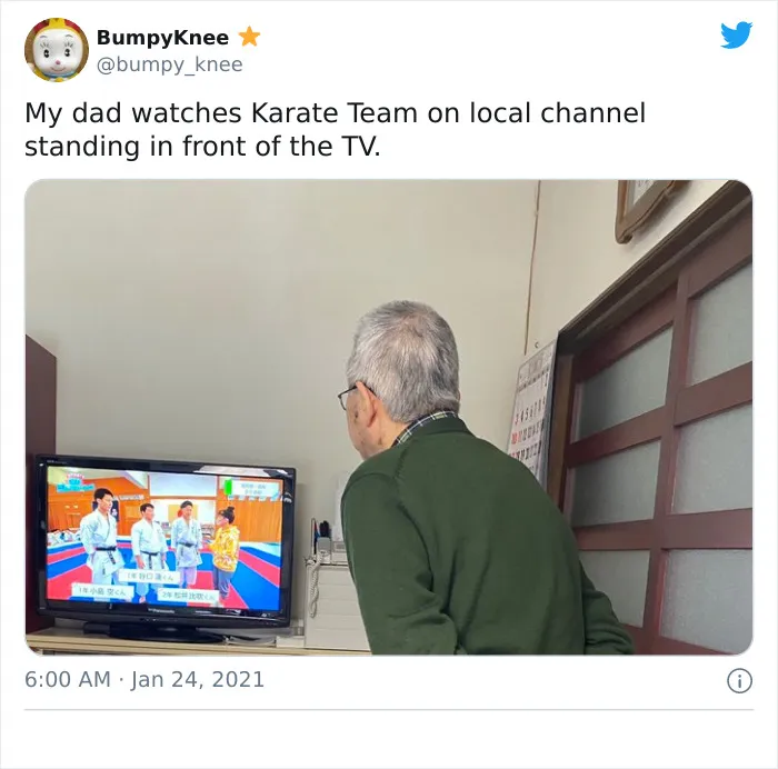Dicen que los padres ven la tele de cierta forma específica, y es muy gracioso (25 fotos)