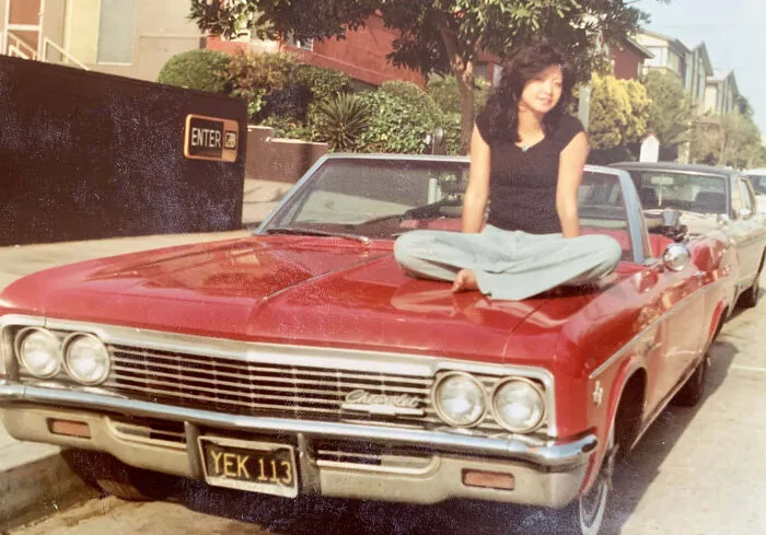 Mi Madre En El 78, Glendale, Ca. Recién Inmigrada De Japón Y Trabajando Duro, Pero Aún Así Se Las Arregló Para Ahorrar Y Comprar Este Chevy Impala Por 500 $
