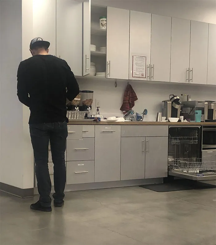 El director de la compañía fregando los platos tras invitarnos a comer a todos. Por esto me encanta mi trabajo