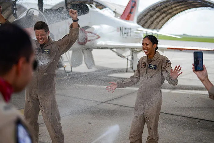 Esta piloto celebra su graduación. Es la primera mujer negra que es piloto de jet táctico en la marina de EEUU en la historia