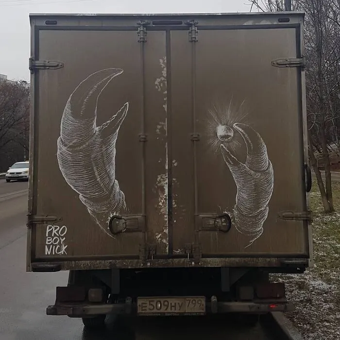 Owners Of Dirty Trucks Find Amazing Drawings On Their Vehicles Left By This Artist (36 New Pics)