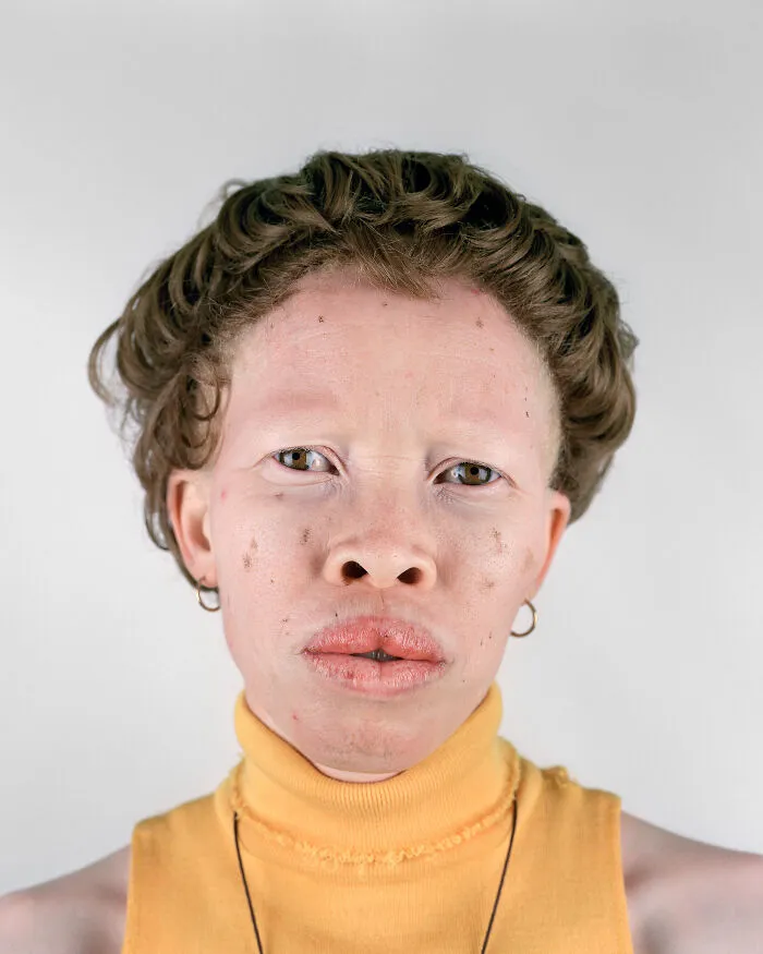 Regina Kambule, Johannesburg, 2003, "Looking Aside"