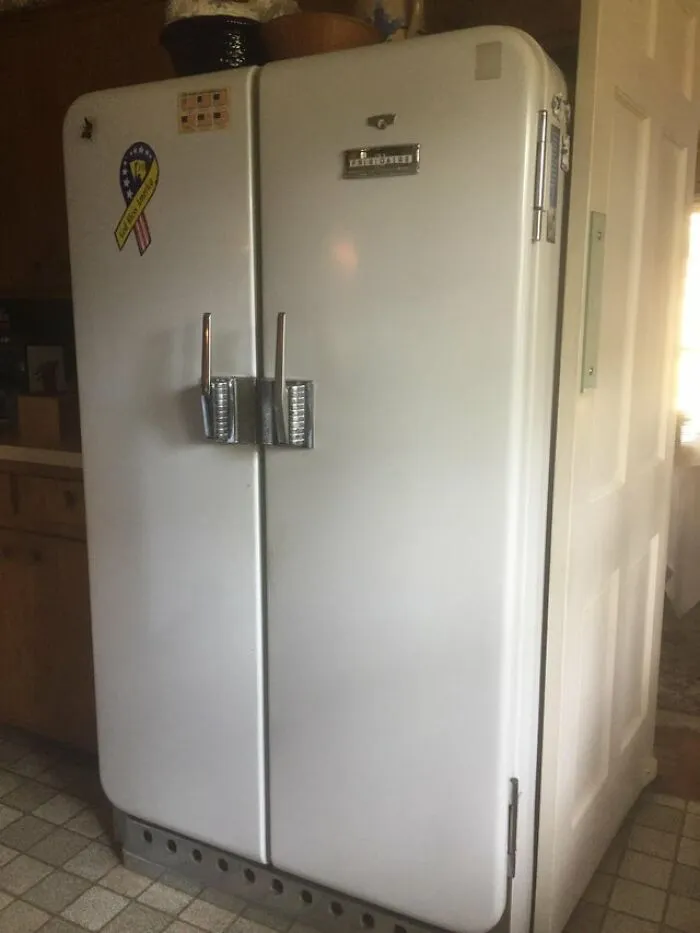 Mi abuela aún tiene este refrigerador de cuando la 2ª Guerra Mundial, funciona sin problema